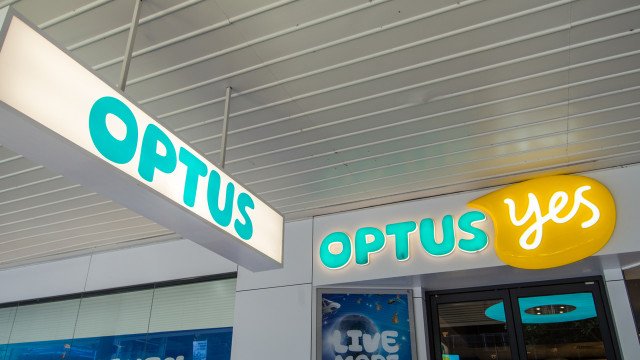 Dan From Optus Politely Schools Racists On Facebook trib.al/N8EHVI4