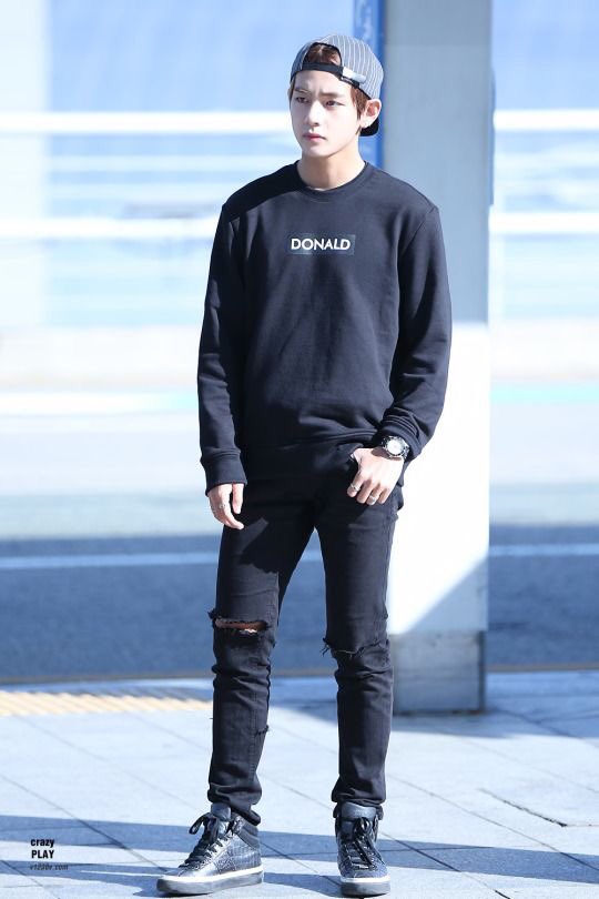 airport fashion on Twitter: "v | bts https://t.co/SrY2n4UGDF"