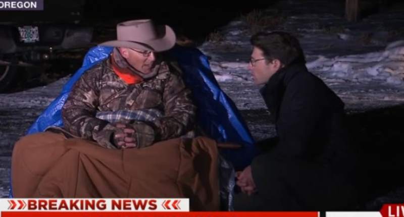 RawStory's tweet image. Oregon militant vows to die before being arrested as feds move to end occupation ow.ly/WGBgw