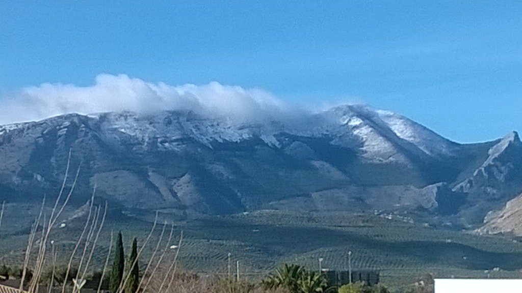 farrier13's tweet photo. Pues el día de Reyes nos deja ademas de ragalitos, una estampa bonita de Jabalcuz...  #estosiesInvierno https://t.co/7gj1OcQW7t