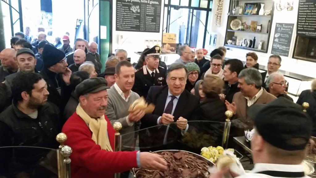 #epifania solidale a #Palermo, distribuzione gratuita di #streetfood agli indigenti grazie <a href="/LeolucaOrlando1/">Leoluca Orlando</a>