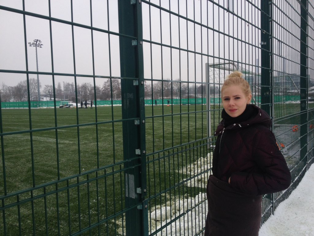 BILD_Wolfsburg's tweet photo. Hoher Besuch beim Training. Julie #Zangenberg schaut sich mal an, was ihr Freund @bendtnerb52 so treibt #wolfsburg https://t.co/39WFCgqR1u