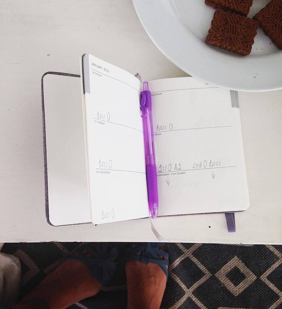 KirstTheArtist's tweet photo. @hunguponza year planning sesh. Welcome 2016!!! #beautyeditor 💅🏽💄 https://t.co/4HwoVIKyPL https://t.co/7HLQPfEFV5