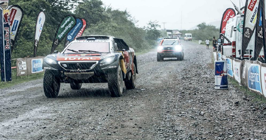 marca's tweet photo. Loeb gana la etapa y un gran Sainz recorta distancias ▶ https://t.co/Se7Vr9egxU Vía @marcamotor #Dakar2016 https://t.co/AQQ23IXUqb