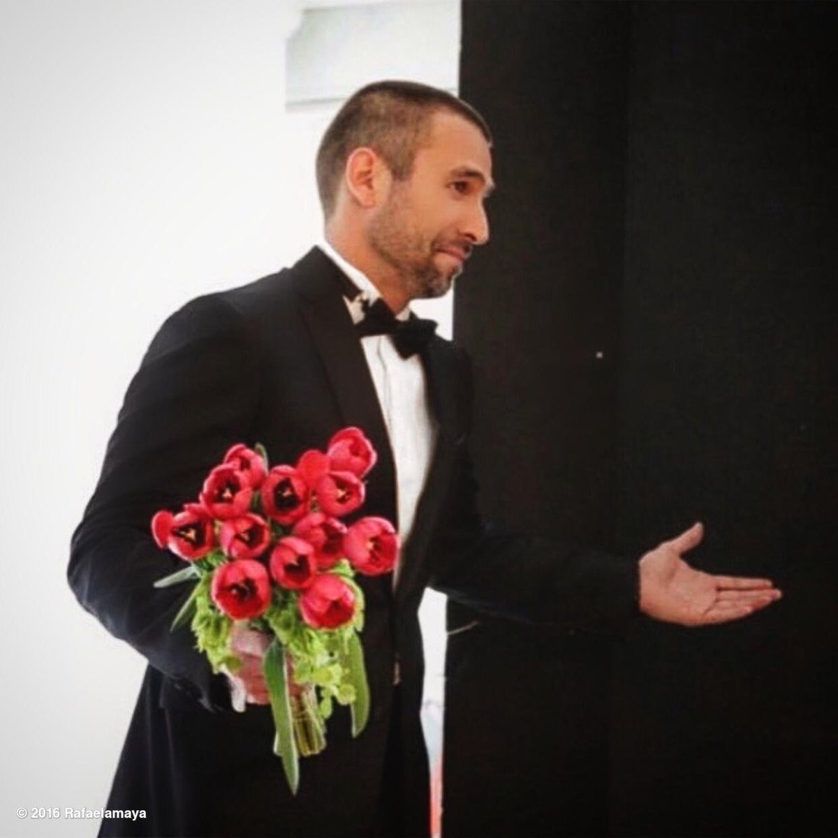 RafaAmayaNunez's tweet image. Nada mejor que llevarle flores y cerrar la noche con lo que más le gusta....