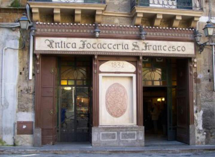 Antica Focacceria San Francesco oggi street food gratis ai bisognosi #Befana <a href="/LeolucaOrlando1/">Leoluca Orlando</a> <a href="/Addiopizzo/">Addiopizzo</a> <a href="/Palermer/">Palermer by Rosalio</a>