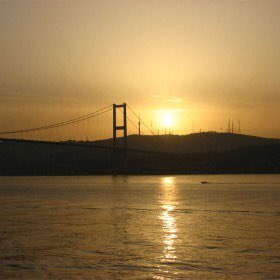 gözlerine bakamasam da güneşin ışığı avutur beni sensizliğimde, günaydın biriciğim benim.