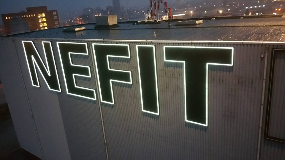 letters van maar liefst 5,5 meter hoog met mooie outline neon worden door Haaxman gemonteerd...