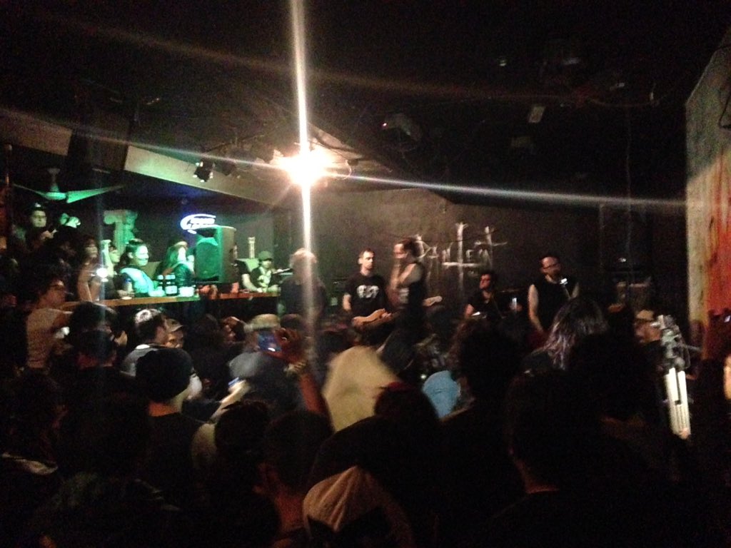 dreanhearts's tweet photo. Great night with my Meester Seesters! #chapasbarthepit #bam #reunion #hr heartsrevolt #thepears #panx #valleypunks https://t.co/oROo5VVV1i