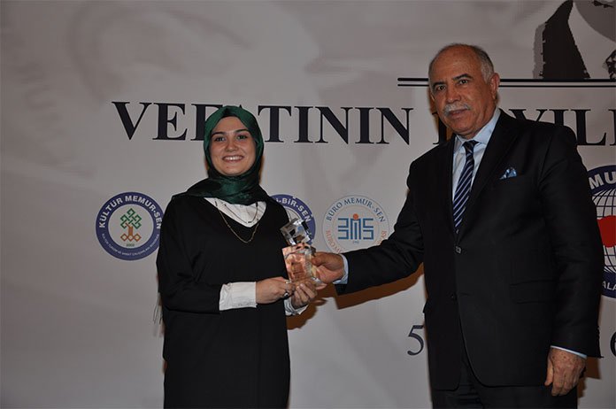 “Mavi Düşler Tepesi” eseriyle mansiyon alan Emine Amanet’e ödülünü Memur-Sen eski Genel Başkanı Fatih Uğurlu verdi