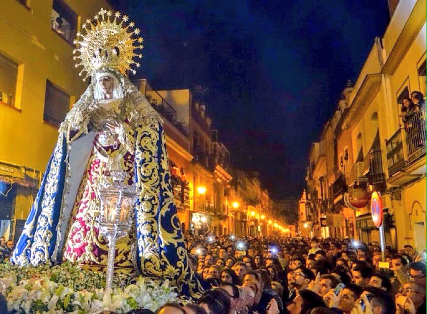 VivaEspDeTriana's tweet photo. "Y a tus plantas, Señora, Se arrodilla Triana." Buenas Tardes con la Madre de Dios!! https://t.co/z1xmpfLKgc