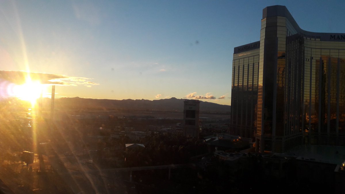 anadejesus's tweet photo. Salió el sol en #LasVegas!!!! Yupi!!! Beautiful day! https://t.co/Su8ngo7Krr