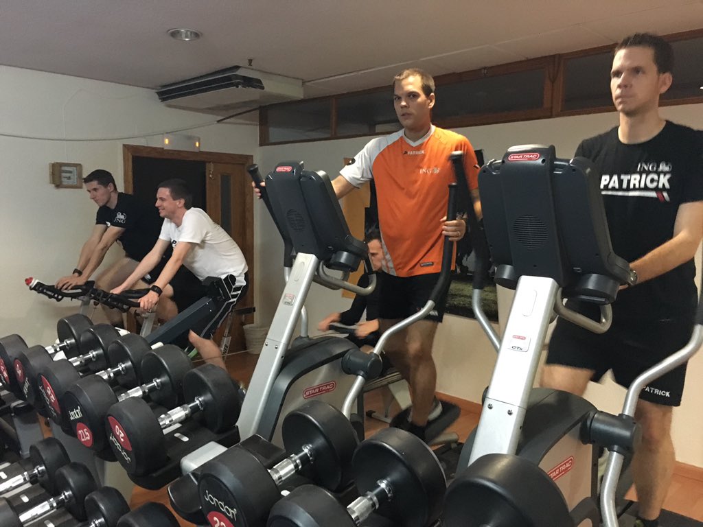 RoyalBelgianFA's tweet image. De refs werken een pittige indoortraining af. Fitness! #stagerefs