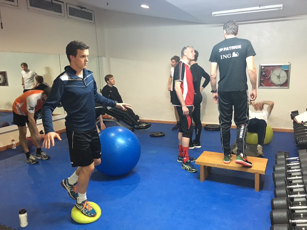 RoyalBelgianFA's tweet image. Les arbitres en plein entraînement intensif indoor. Fitness ! #stagerefs