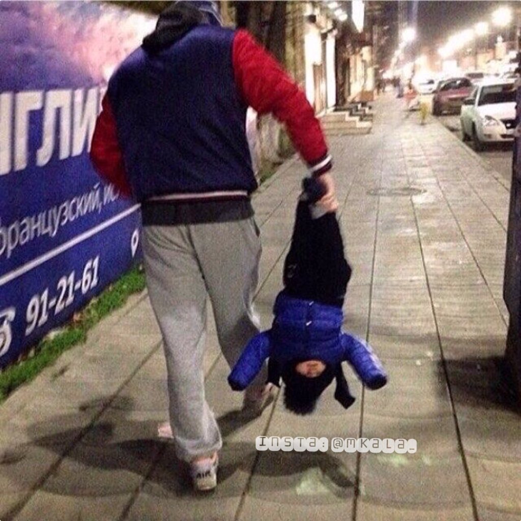 Тащит ребенка