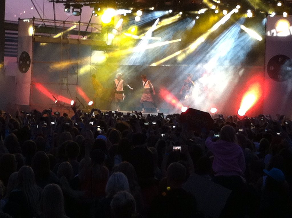 emmie_foooer's tweet photo. 501 days since
#FoooVertigo ❤️ SAKNAAAR🎉❤️
@thefooomusic @OmarRudberg @FelixSandman @OllyMolander @oscarenestad ❤️😘 https://t.co/rCNvWWQCk6