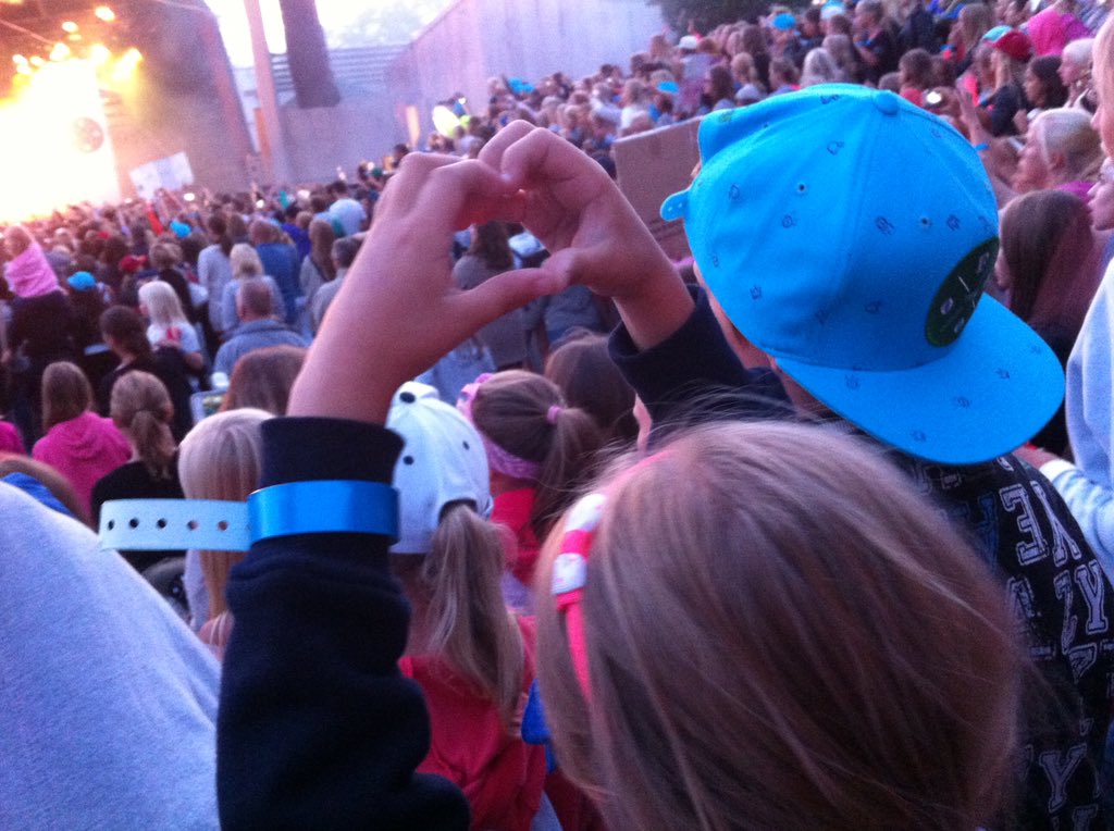 emmie_foooer's tweet photo. 501 days since
#FoooVertigo ❤️ SAKNAAAR🎉❤️
@thefooomusic @OmarRudberg @FelixSandman @OllyMolander @oscarenestad ❤️😘 https://t.co/rCNvWWQCk6