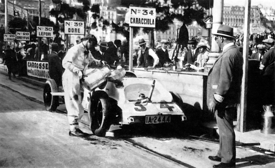 formulersimages's tweet photo. Así eran los pit stop en 1929 (Mónaco), ¡ESPECTACULAR! #FormulersImages https://t.co/SIwyQlNcLa