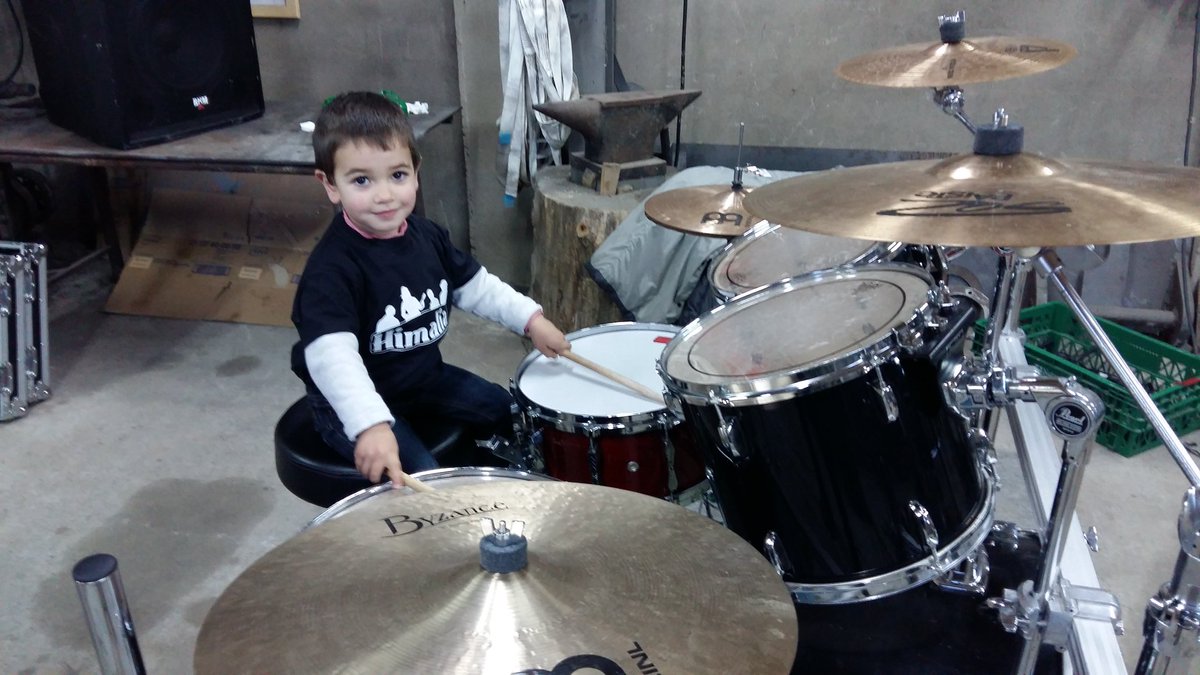 HimaliaRock's tweet photo. En la noche más especial del año para los niños, abrimos las puertas del ensayo a las promesas del rock! 😆 https://t.co/Wyxfrze23E