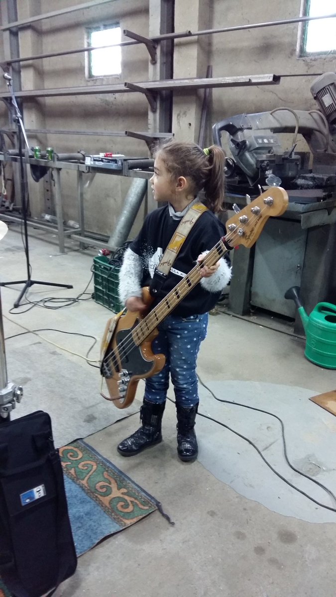 HimaliaRock's tweet photo. En la noche más especial del año para los niños, abrimos las puertas del ensayo a las promesas del rock! 😆 https://t.co/Wyxfrze23E