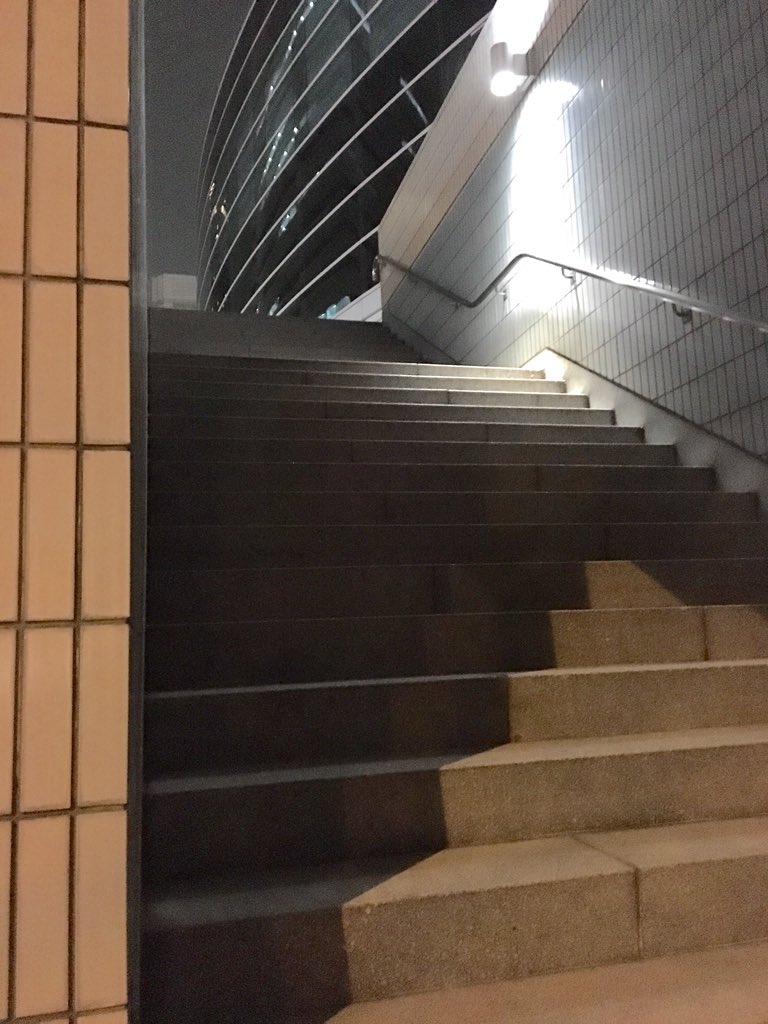 3kL_7y's tweet photo. 横浜アリーナの前のローソンの向かい側の階段に関ジャニ∞の元気の出るLIVEの銀テが１つ入ったポーチが落ちてました
一応持っています お心当たりある方はリプしてください

#拡散希望
#関ジャニ∞元気の出るLIVE銀テ https://t.co/N1byqJSOEk