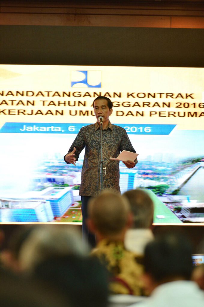 jokowi's tweet photo. Biasanya pengadaan dimulai pertengahan tahun. 2016 ini sudah dimulai Januari. Roda ekonomi akan bergerak cepat -Jkw https://t.co/aisjEKQKKc