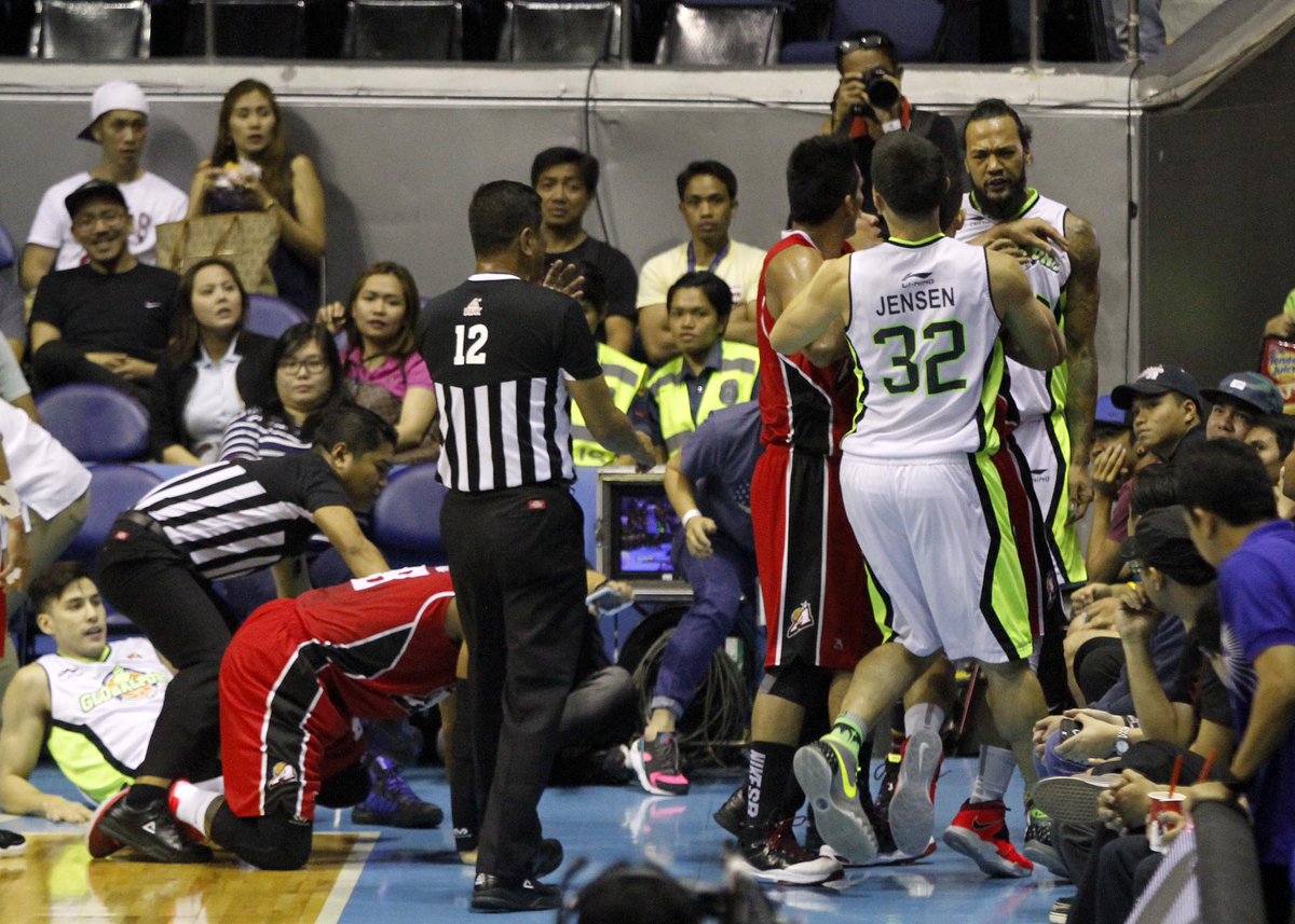 tiebreakertimes's tweet photo. #PBA2015 Things got a little heated between the @Alaska_Aces and @GlobalportPH that led to a bruhaha of techinals. https://t.co/y90Zj10zWO