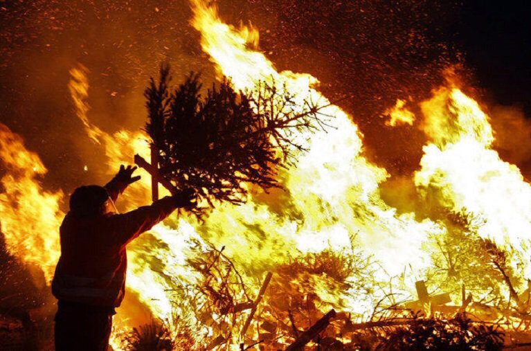 BrandweerHouten's tweet photo. Vanavond half 8 #kerstboomverbranding op 4 plekken in #Houten tot vanavond 👍🏻🚒https://t.co/P2dRxTCLTr @BgmdeJong https://t.co/JicfMo7zzO