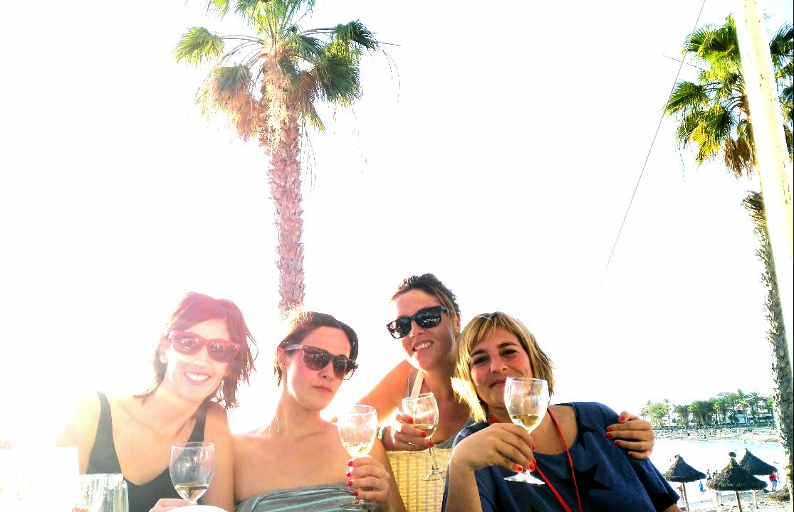 terraceando's tweet photo. Las terraceras nos hemos venido a Tenerife al sol para recibir el año con energía ;)) #terraceando https://t.co/TgSJ9E0ghT