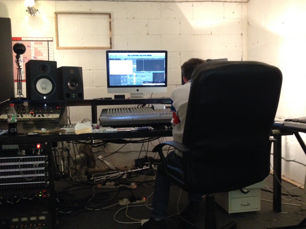 0utsiderGallery's tweet photo. In the studio with @Wallworkuk #Music #Sound #AbstractSounds @RinseFM @RadarRadioLDN https://t.co/2tzCrB0PhV