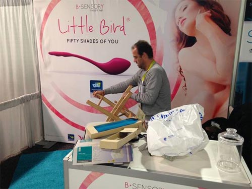IDBOOX's tweet photo. #CES2016 la #FrenchTech #FrenchIoT découvrez le 1er épisode @BSensory https://t.co/tIhnpc9oco le sextoy #IoT #ebook https://t.co/OjK0NtAViM