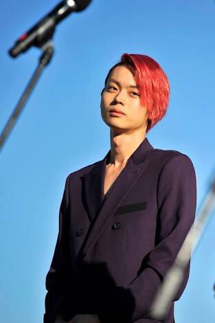 Fashion Information 在 Twitter 上 今大人気の俳優 菅田将暉さん この画像ではパープルのセットアップをカッコよく着こなしています ピンクの髪色がここまで似合うのは彼だけではないでしょうか T Co H2ujbbnbyg Twitter