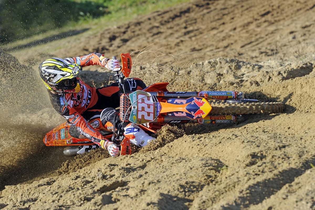 mxgp's tweet photo. Wicked shot of @antoniocairoli dragging.. https://t.co/oE4wzJYGdb