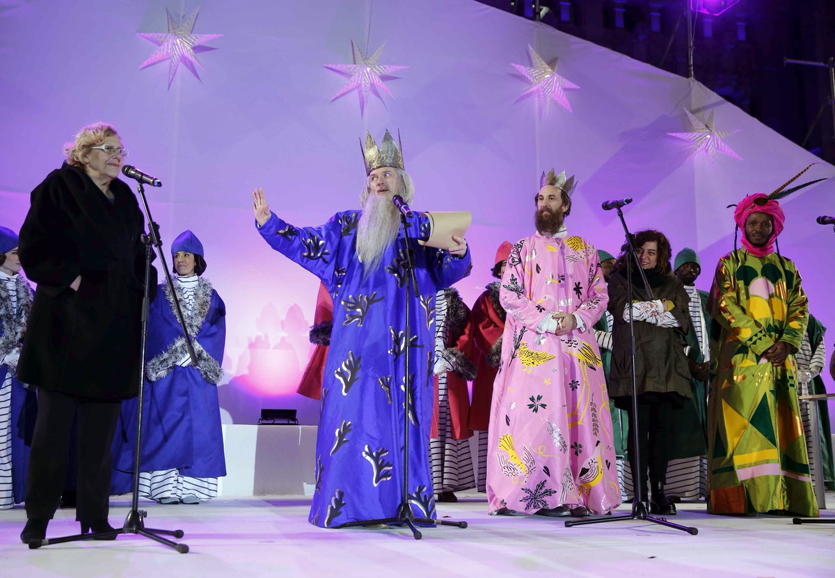 heraldoes's tweet photo. Los Reyes Magos "vestidos con cortinas de ducha" desatan la polémica en Madrid https://t.co/iT1DtLdq3v https://t.co/jarnvPY7dm
