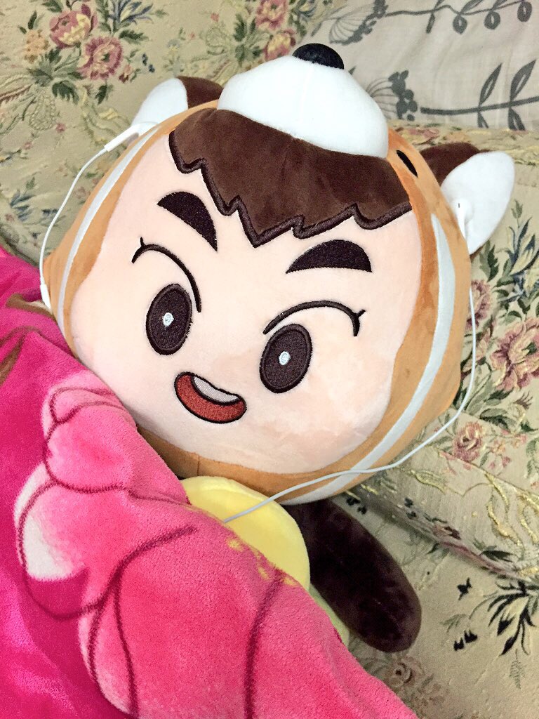 exosaranghaeTT's tweet photo. 삼촌이 이불덮어줬다굴ㅇAㅇ
아빠음악들��라고 이어팟도껴줬다굴ㅇAㅇ https://t.co/Snn0DeWMrY