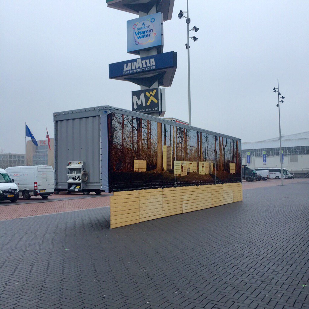 Yeaah onze 14 meter lange oplegger staat al voor de deur van de RAI Amsterdam! #Horecava met #Soullmate Event Truck🎉