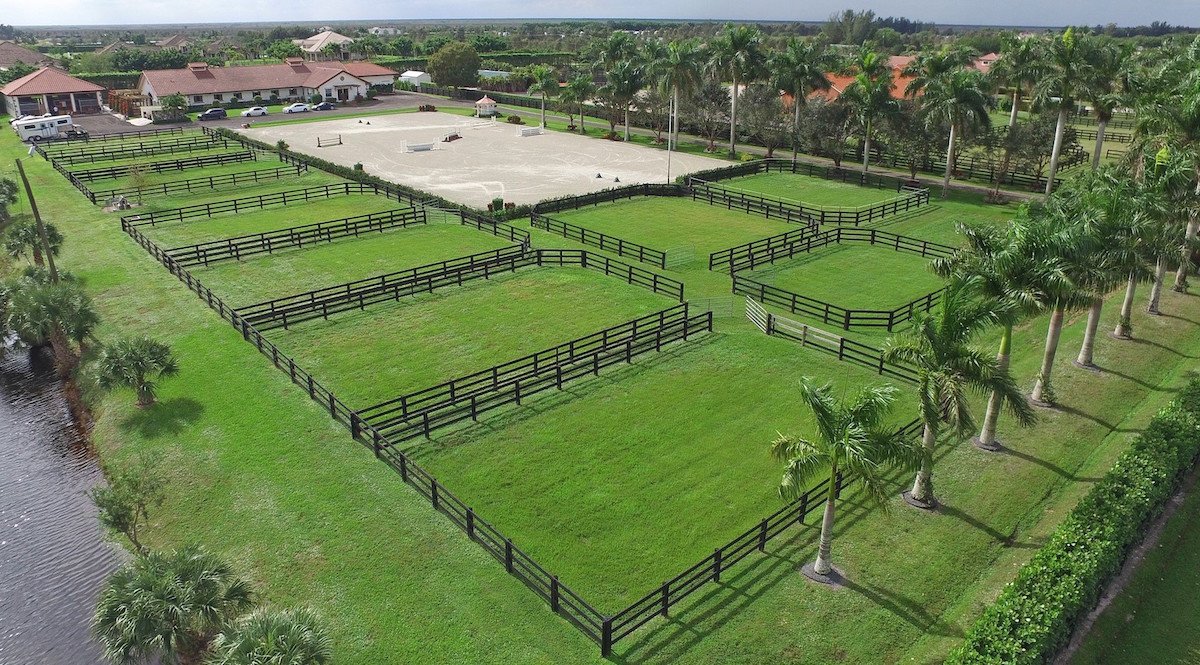 Stalls available in Wellington - ride to WEF in 10 min from this gorgeous facility! Details: wellingtonstalls.com//listings/rive…