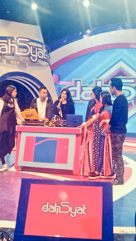 Besok pagi. Aku tampil lagi di <a href="/dahSyatMusik/">dahSyat</a> Nonton ya Team Davega 😽😽❤️