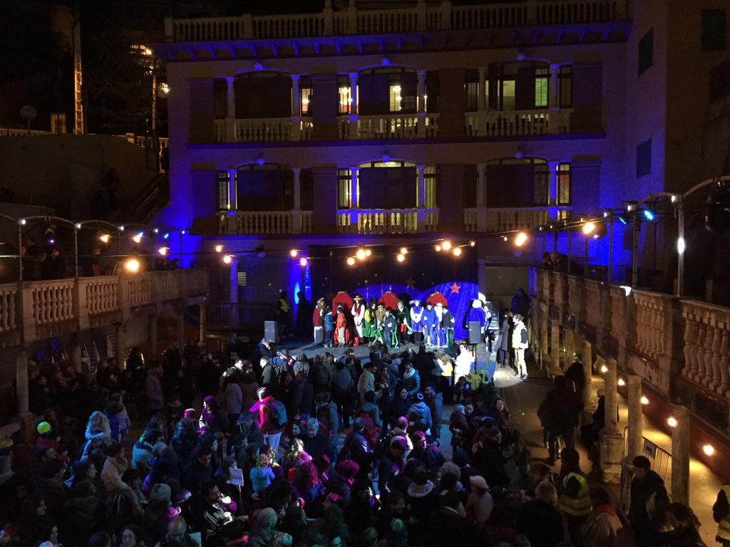 femgresca's tweet photo. Cavalcada de Reis de la Floresta 2016 https://t.co/s6Tc4D8onN
