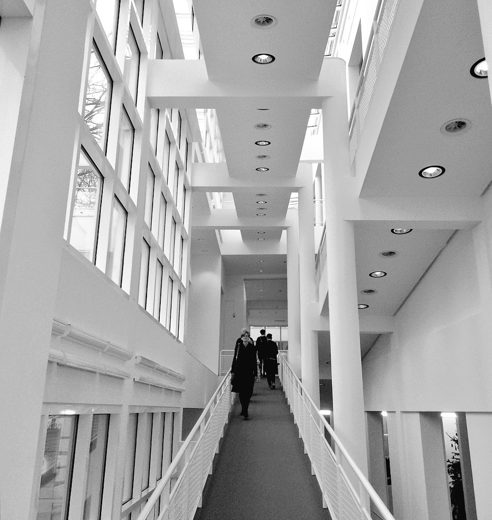 Robynia83's tweet photo. A little bit of... #Meier
#MAKMuseum #architecture #Frankfurt @ArchiloversCom https://t.co/YP3Ik7F6Bz