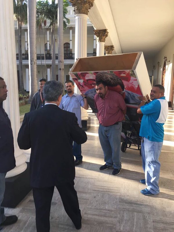 VTVcanal8's tweet photo. Allup ordena retiro de cuadros de Bolívar y Chávez de la AN "llévense toda esa vaina" https://t.co/MRdV2Y8Ea6  https://t.co/YdqLuGVuMt