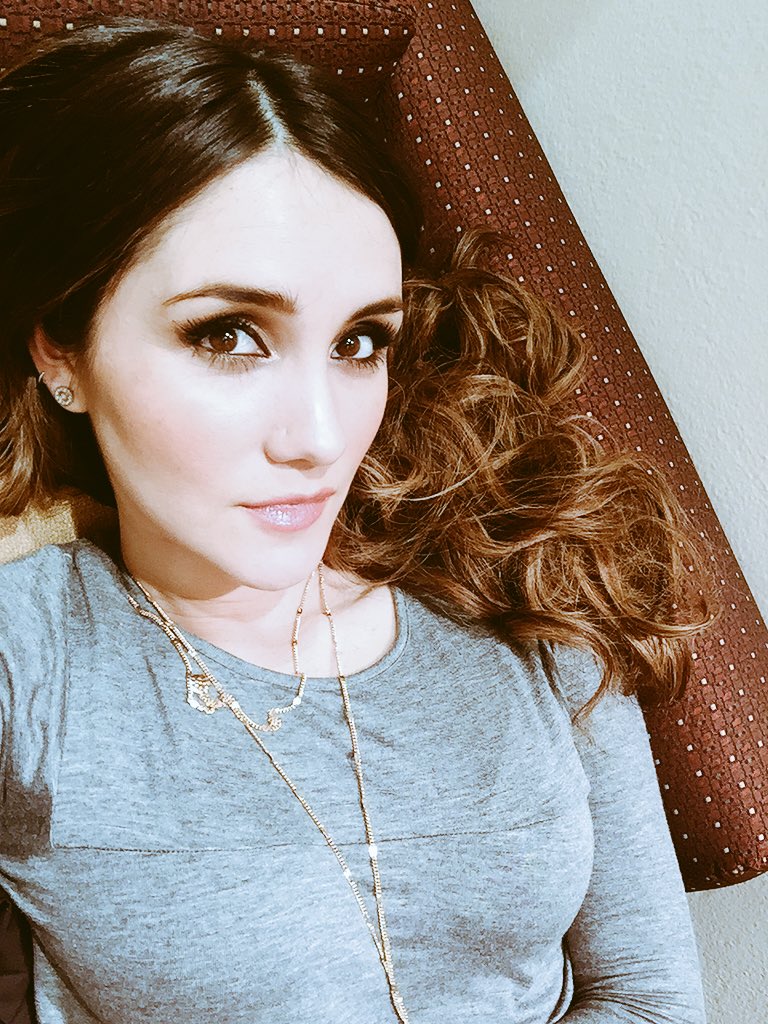 DulceMaria's tweet photo. Saludos desde mi camerino ✌🏼️#tratandodenodormirme 😴😁😘 https://t.co/yfFTDZwD6x