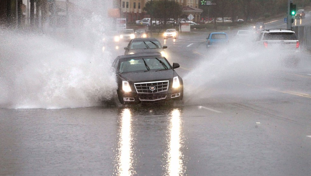 latimes's tweet photo. Today's #ElNiño storm could bring dime-sized hail, thunderstorms and even a tornado https://t.co/o3YIDvSnNX #ElNino https://t.co/RbOxsZg3H6