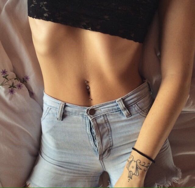 Худой живот. Девчонки с плоскими животиками. Худой живот девочки. Красивый животик. Худой живот.