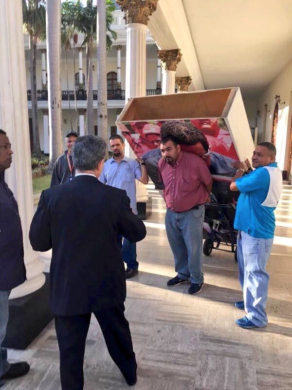 NTN24ve's tweet photo. #LaFotoNTN24 Este #6Ene Siguen sacando de la nueva Asamblea las fotos de Hugo Chávez https://t.co/T7NYy8wUCr https://t.co/w3zu3TddTk