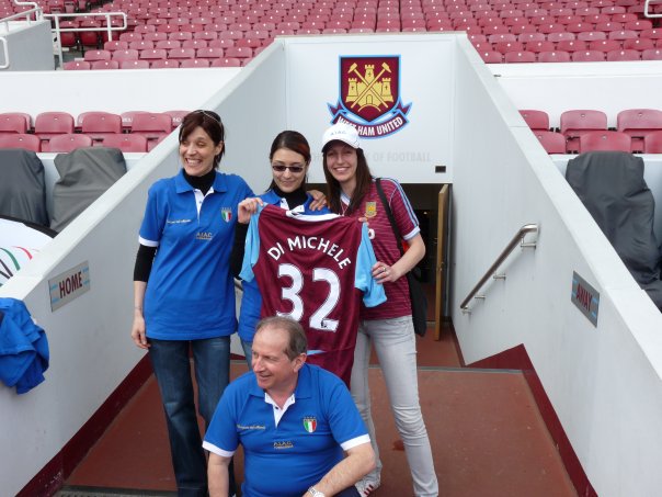 SwedishWestHam's tweet photo. With @OfficialZola and @IsaGarciaNavas in the original old 85'-86' shirt. #westham #hammers #amici #cremona https://t.co/YHG5P5RVg3