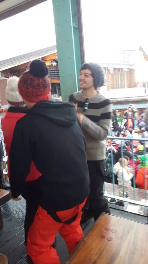 All1DBR's tweet photo. Louis com amigos na França, hoje (06/01) https://t.co/D4LvhGUzoB