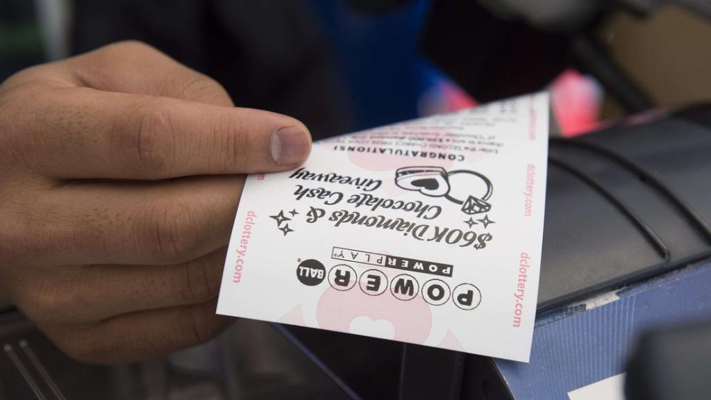 HLNTV's tweet photo. $450 million up for grabs in #Powerball jackpot! Winner could receive $275M lump sum payout: https://t.co/DiwU1ZDmmf https://t.co/sMobrDNvyh