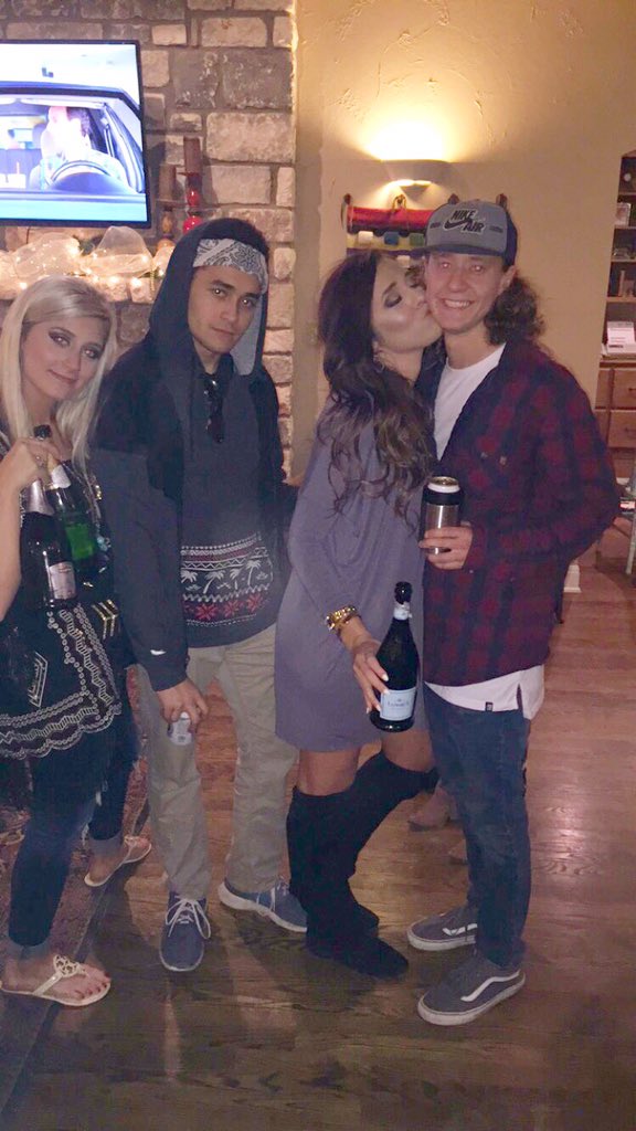 hashtag_bird's tweet photo. never a better time to get to go home and see these people. here's to 2016! many blessings yalls way, much love! https://t.co/rDhtHuK6z2