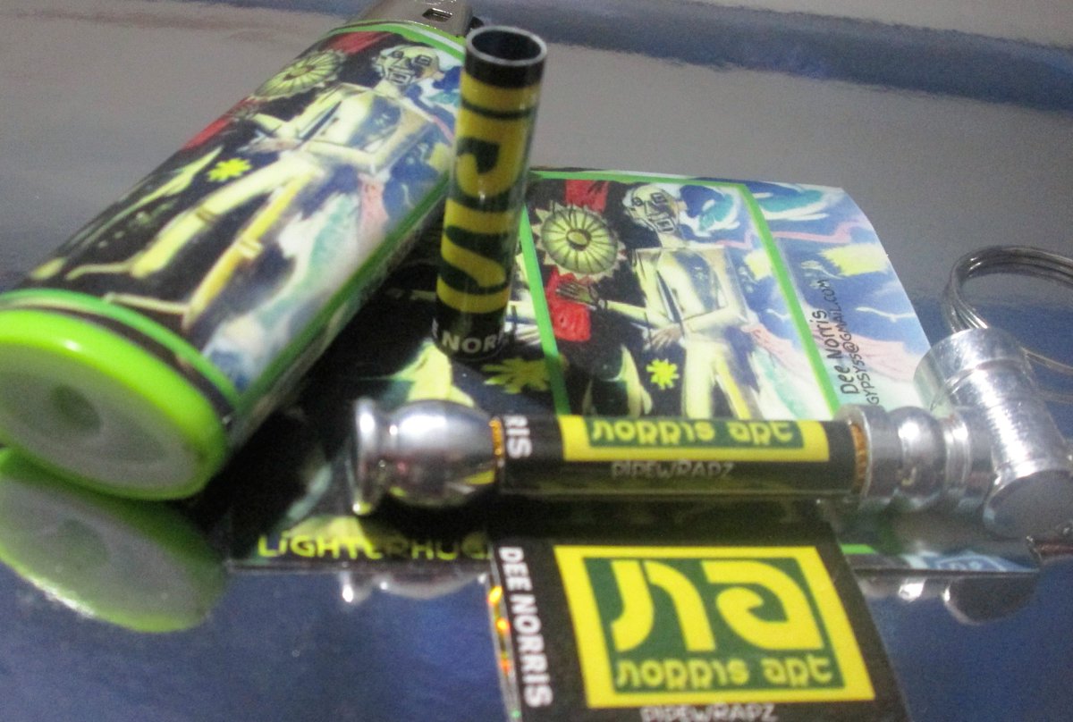 Brieneschatz's tweet photo. Dee Norris/Art
PiPEWRAPZ &amp; LiGHTERHUGZ by BRiNiEZ
Matching key chain pipe and lighter.
https://t.co/wrDFoAq1Cx https://t.co/EF6NJvB559
